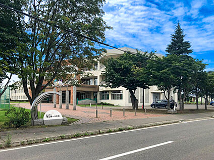 第一中学校 700m(徒歩9分)