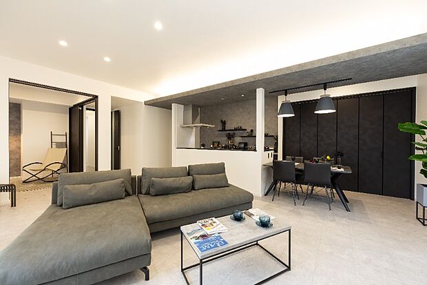 【【リビング】】約23帖のゆとりあるLDKで、家具を置いても空間全体がすっきり広々。自然とご家族やご友人が集まる空間になりそうですね。