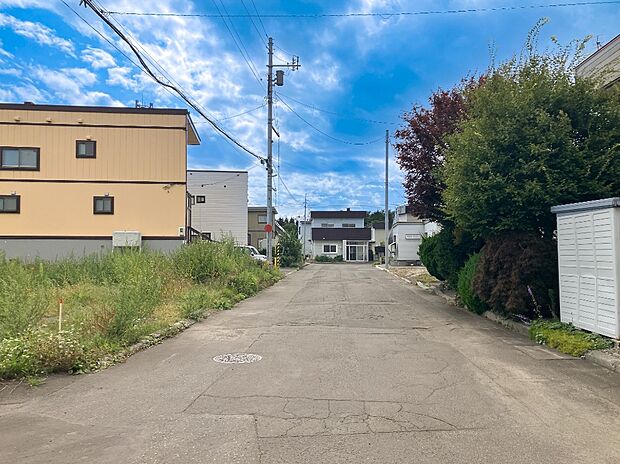 【【現地写真】】JR函館本線「野幌」駅まで徒歩約17分。徒歩でご利用できる立地で通勤や通学にも便利です。平坦な地勢で自転車やベビーカーでの移動もラクラク！
（2026年9月撮影）