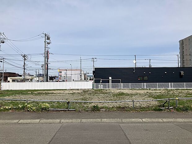 【【A棟 現地写真】】土地面積は約41坪とゆとりのある整形地です。これから建築の始まる更地のため、土地の広さや陽当りの良さなどもご確認いただけます。
（2026年9月撮影）