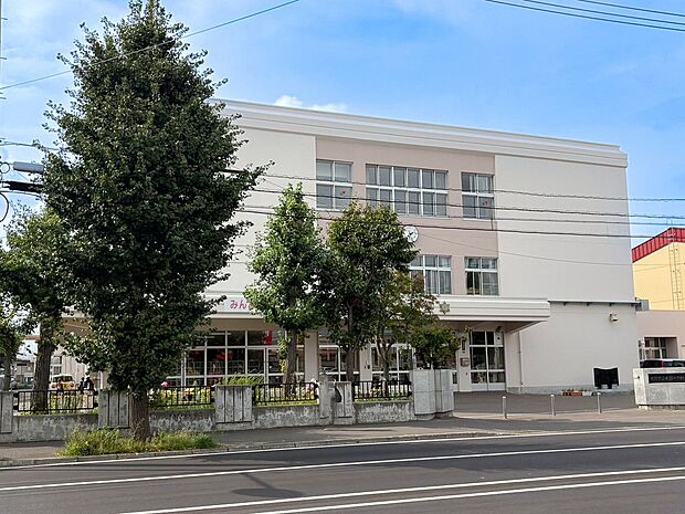 札苗小学校(約300m)