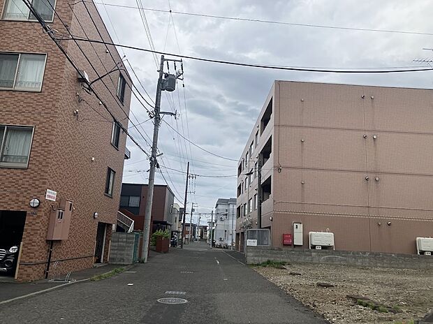 【【現地写真】】幅員約6mの道路に面し、お車でのすれ違いや駐車もスムーズ。車通りも少なく通勤通学やお出掛け、お子様との外出にも心強い立地です。
(2026年9月撮影)