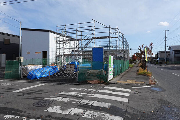 【現地写真】
周辺に高い建物が少ない低層住居専用地域です。前面道路には歩道がございますので、小さなお子様との外出にも心強いですね。
（2025年12月撮影）