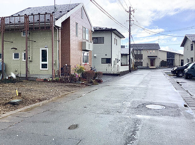 【現地写真】
見通しの良い道路は安全性、防犯性も高まります。車通りも少なく静かにお過ごしいただける立地です。
(2026年2月撮影)