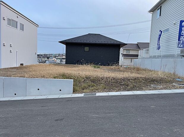 【現地写真】
断熱性・気密性に優れ、耐火性も備えた2×6工法のお住まい。高気密・高断熱仕様で、一年を通して快適に過ごせる北海道品質の住宅です。
(2026年8月撮影)