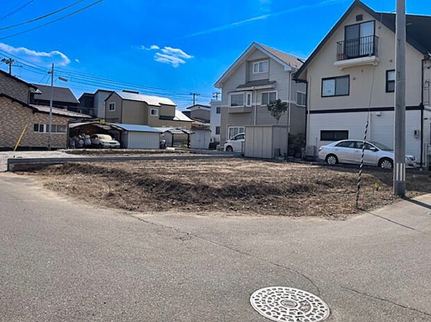 【現地写真】
明るく風通しの良い開放感あふれる立地が魅力!暖かい陽光や通り抜ける風を感じるお住まいになりそうですね。
(2026年9月撮影)