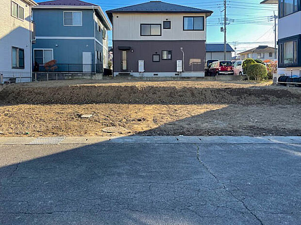 【【現地写真】】幅員約6mの公道に面し開放感がございます。お車でのすれ違いや駐車もスムーズにできそうですね。
(2026年3月撮影)