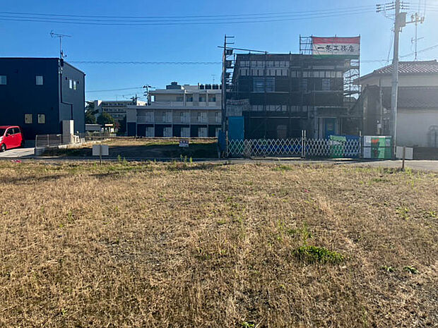 【【2号地 現地写真】】周辺は落ち着いた住宅地です。スーパーやコンビニまで徒歩10分圏内で、日々のお買い物にも困りませんね。
（2026年3月撮影）