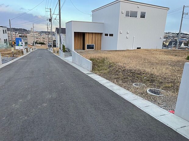 【【現地写真】】閑静な住宅街に位置し、落ち着いた街並みの中で穏やかに暮らせる住環境です日々の喧騒から離れ、ゆったりとした時間を過ごせます。
(2026年8月撮影)