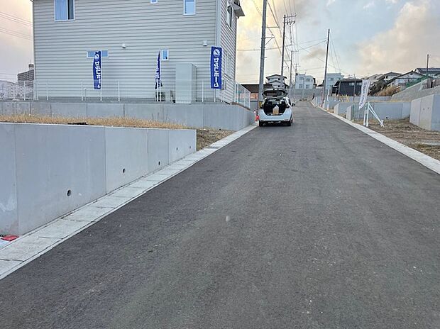 【【現地写真】】きれいに舗装された幅員約6m道路に面しており、お車での出入りもしやすい立地。毎日の通勤やお出掛けもスムーズに行えます。
(2026年8月撮影)