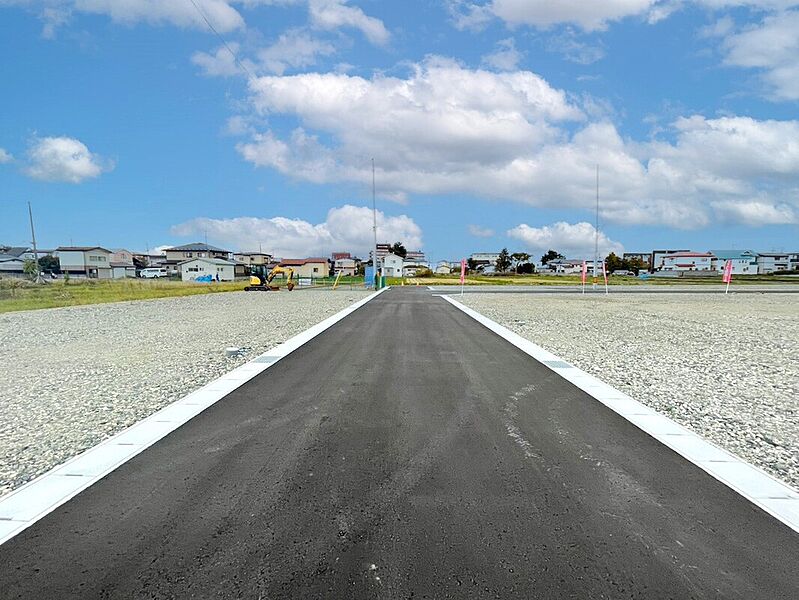 【現地写真】
きれいに舗装された前面道路で気持ちが良いですね。お住まいの見栄えも良くなります。
【2024年9月撮影】