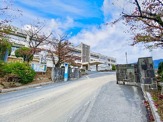 須恵町立須恵第一小学校（約850m）