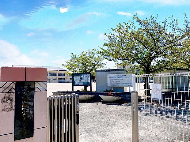 春日市立春日北小学校(約860m)