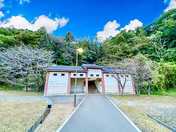 須恵町立須恵東中学校(約3,010m)