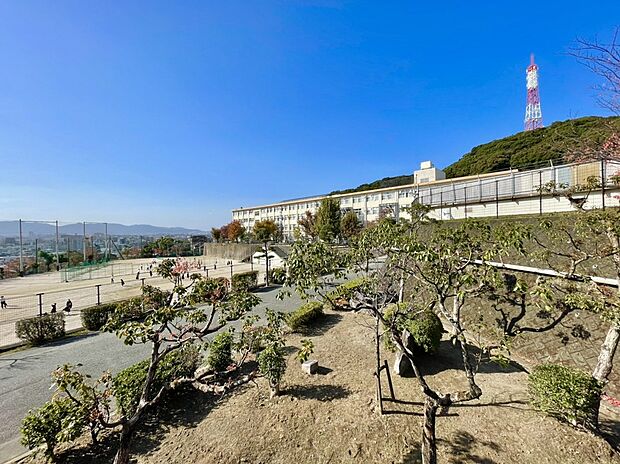 福岡市立長丘中学校(約2,069m)