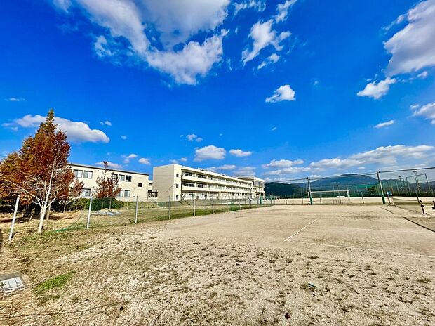 太宰府市立太宰府西中学校(約1,304m)