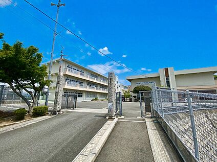 飯塚市立菰田小学校 940m