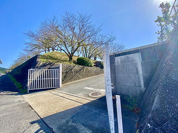 宗像市立自由ケ丘中学校(約750m)