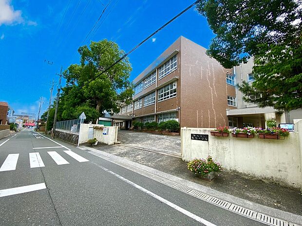 飯塚市立飯塚小学校(約500m)