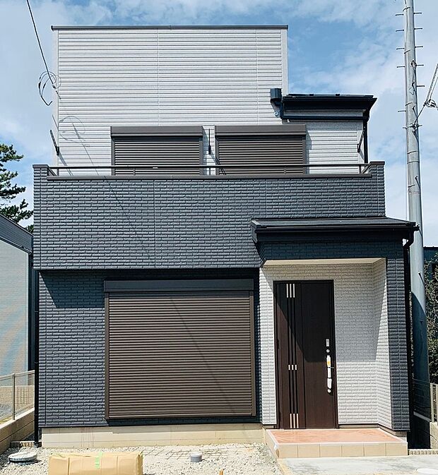 【レジェンドコート施工例】車庫にシャッターを設置して、大事なお車をお守り頂けます。