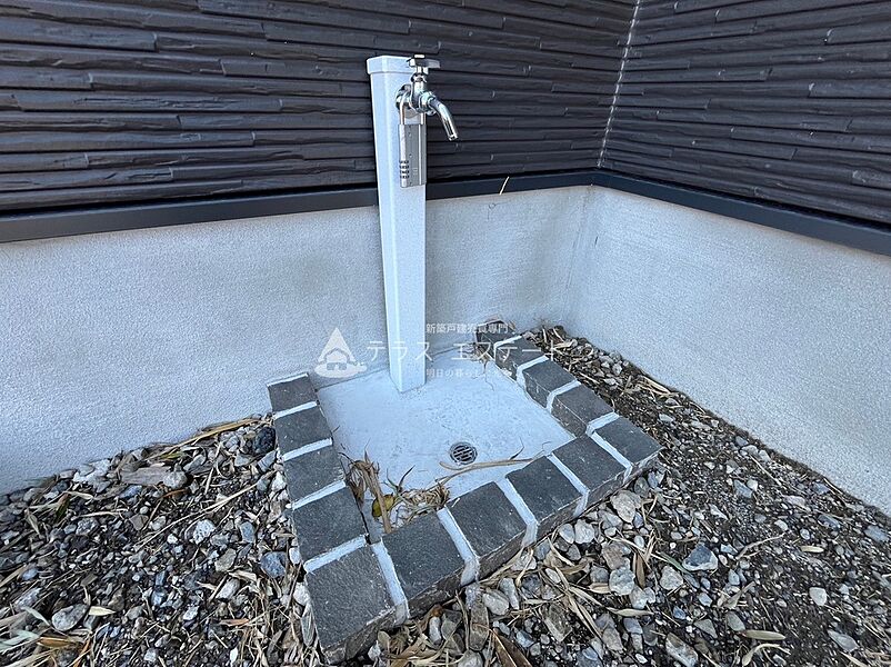 水栓付きなのでお庭でガーデニングや洗車にも便利です。