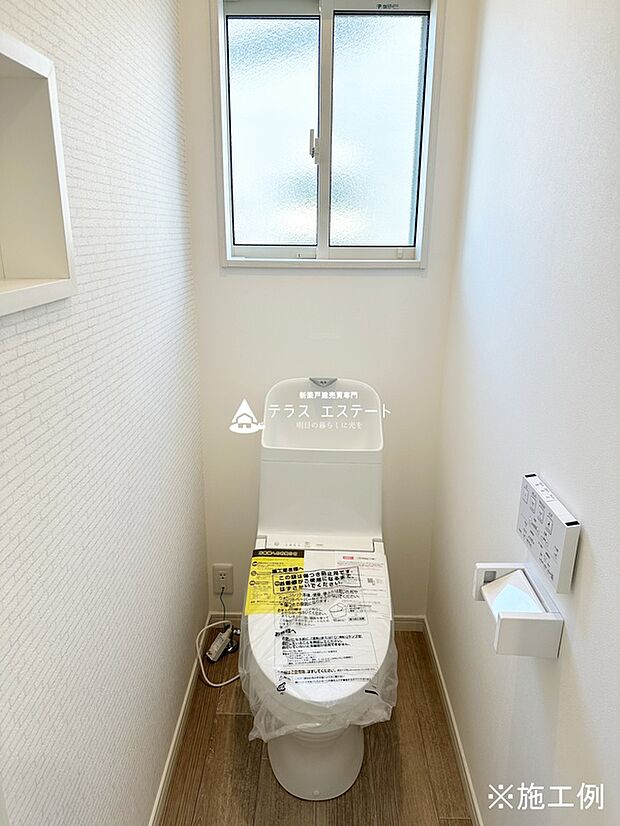 【トイレ】白を基調で清潔な空間ですね。毎日使う場所だからこそお手入れも楽々にできる機能が搭載されています。※写真は同一タイプもしくは同一仕様です。

