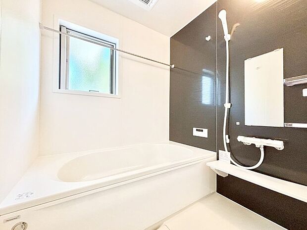 一日の疲れを癒してくれる明るい清潔感のあるバスルーム