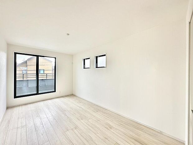 バルコニーが開放感をプラスしてくれる洋室