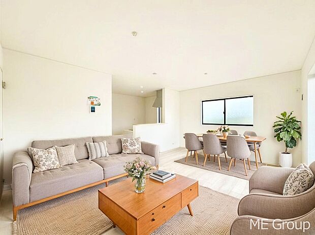 ご家族の賑やかな話し声で包まれる明るいリビング ※家具はCGです