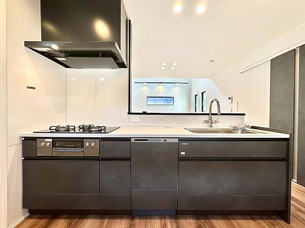 リビングを見渡せる人気のカウンターキッチン。 家族を見守りながら家事をすることができます。