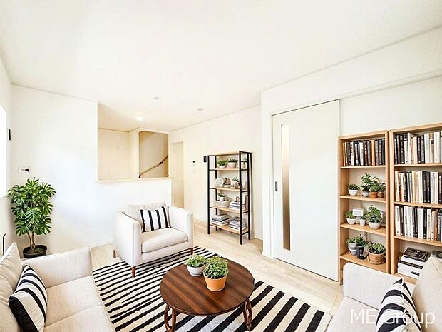 ご家族の賑やかな話し声で包まれる明るいリビング ※家具はCGです