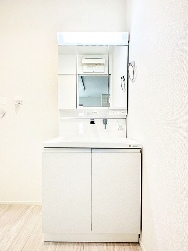 スタイリングに便利な三面鏡、ミラーキャビネットで細かい物スッキリ