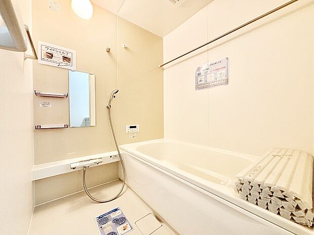 一日の疲れを癒してくれる明るい清潔感のあるバスルーム