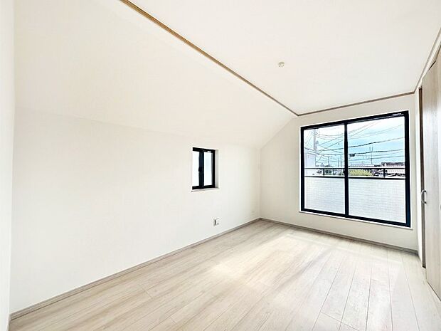 バルコニーが開放感をプラスしてくれる洋室