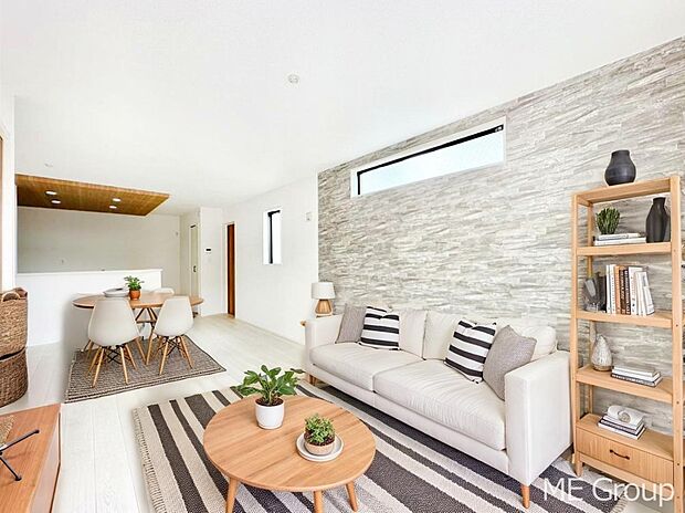 アクセントクロスがお洒落なリビング ※家具はCGです