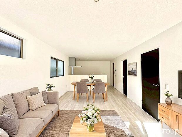 ご家族の賑やかな話し声で包まれる明るいリビング  ※家具はCGです