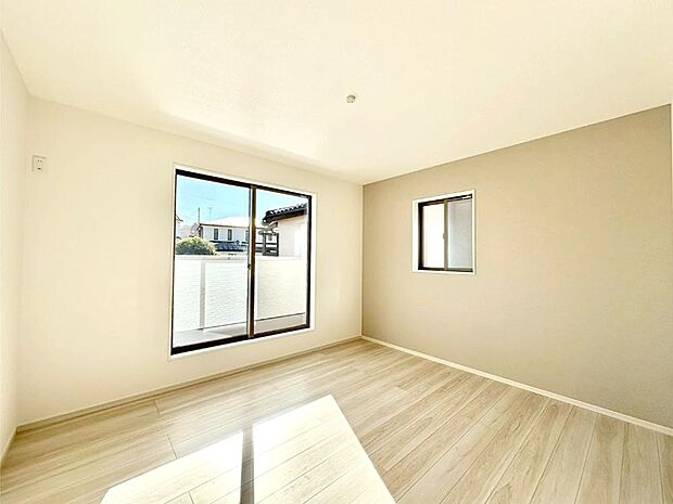 明るいバルコニーサイドに洋室を設置。目覚めの良い寝室に。 