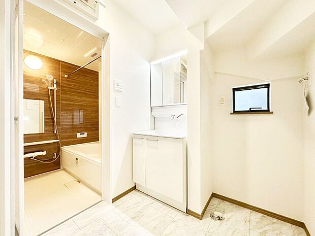 清潔感ある洗面化粧室で朝の身支度も快適