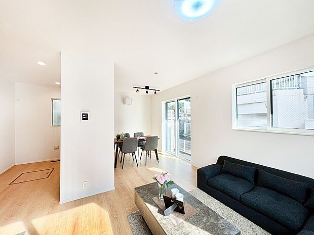 家族の笑顔が自然と生まれてくる、そんな雰囲気のダイニングに仕上がっています。