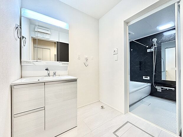 清潔感のある快適空間です。毎日の身支度も気持ち良くお使い頂けます。