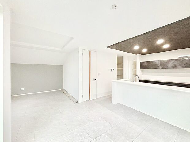 アクセントクロスがお洒落なLDK。家族でのんびりくつろげる広々スペース。