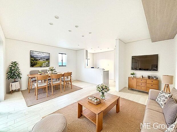 ご家族の賑やかな話し声で包まれる明るいリビング ※家具はCGです