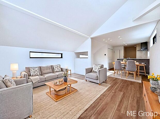 ご家族の賑やかな話し声で包まれる明るいリビング ※家具はCGです