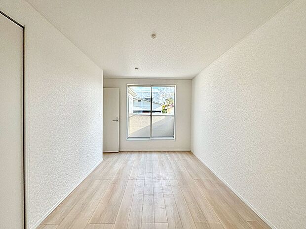 バルコニーが開放感をプラスしてくれる洋室