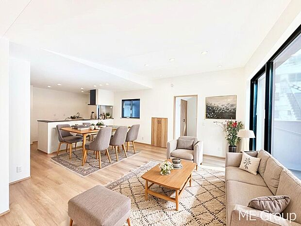 プライバシーも守れる2階リビングは明るく開放感たっぷり。 ※家具はCGです