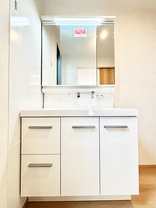 スタイリングに便利な三面鏡、ミラーキャビネットで細かい物スッキリ