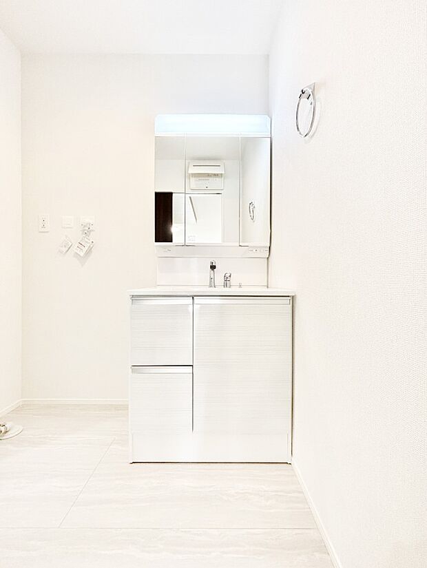 三面鏡キャビネット・シャワー付き洗面化粧台で忙しい朝の身支度もスムーズに！