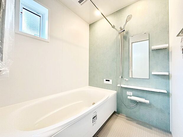 一日の疲れを癒してくれる明るい清潔感のあるバスルーム