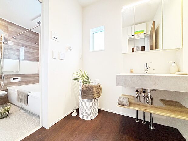 清潔感ある洗面化粧室で朝の身支度も快適