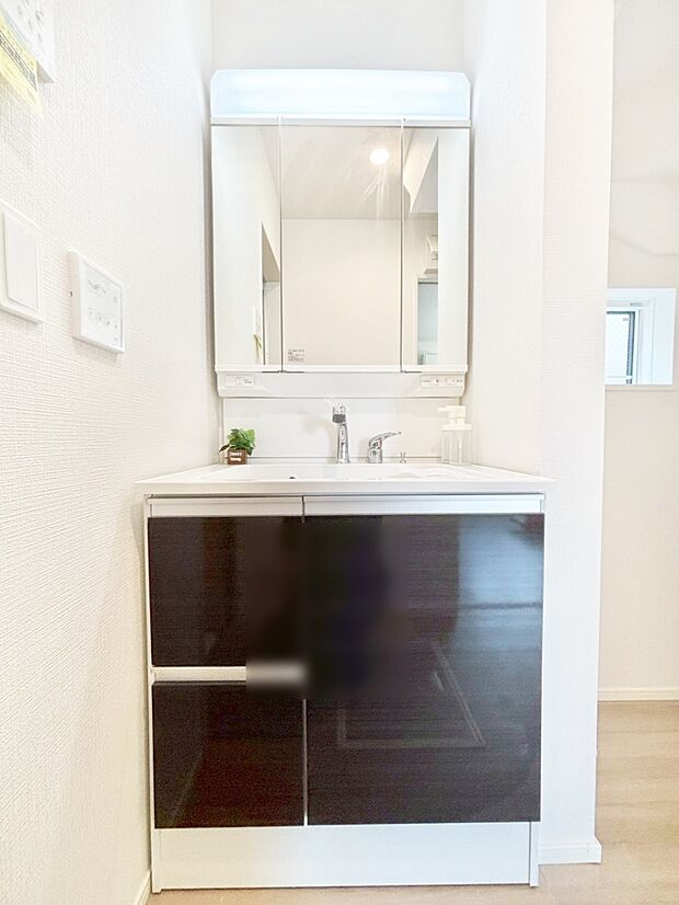 スタイリングに便利な三面鏡、ミラーキャビネットで細かい物スッキリ